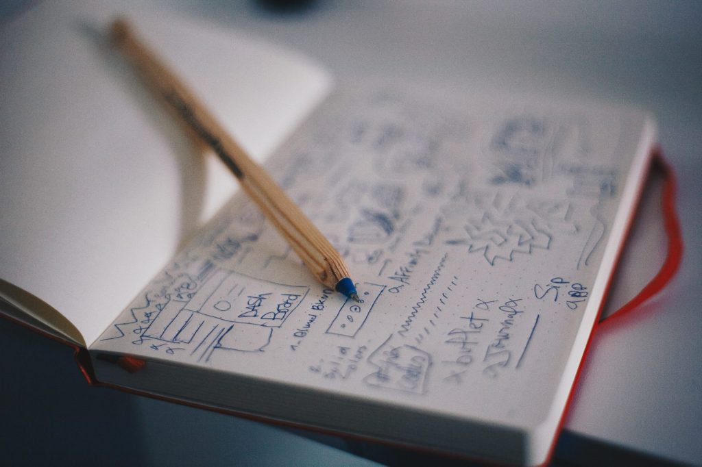 Photo d’un cahier avec stylo