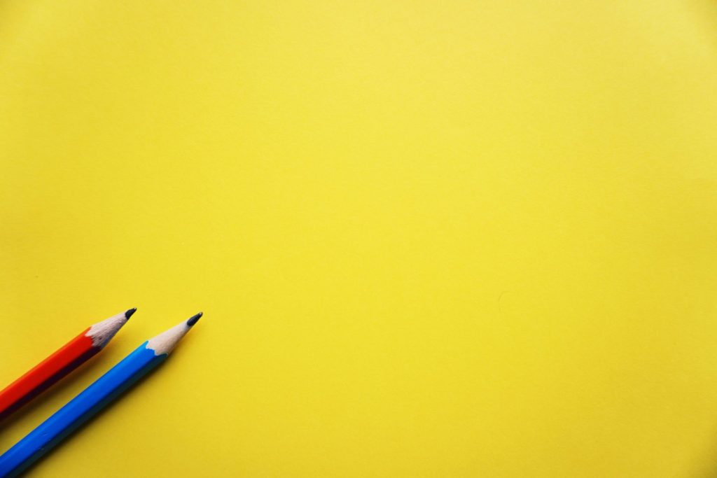 Fond jaune avec deux crayons